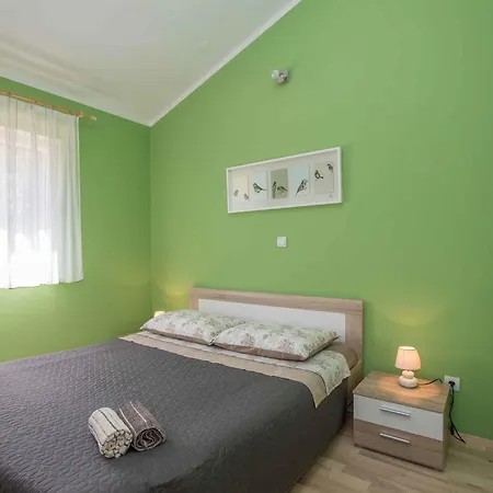 Holiday home With A - C In Buje-buje