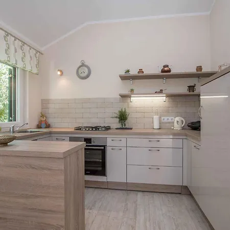 Holiday home With A - C In Buje-buje *