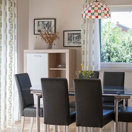 Holiday home With A - C In Buje-buje