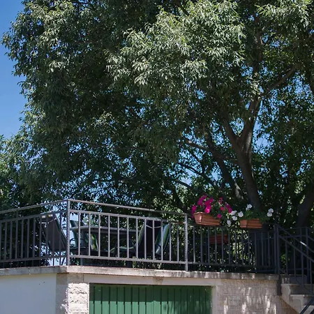 Holiday home With A - C In Buje-buje
